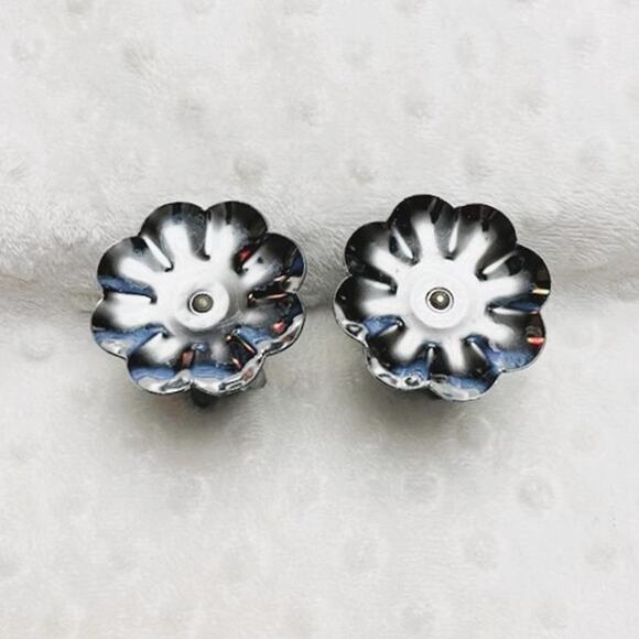 Vintage Pair, Flower Shaped w/Leaf Sides Iron Taper Candleholders - Picture 4 of 4